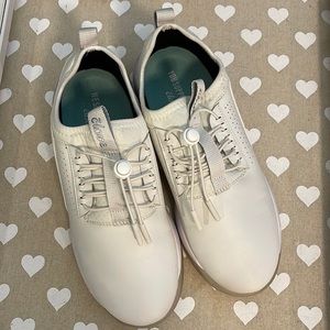 Clove white nursing shoes sz 8.5